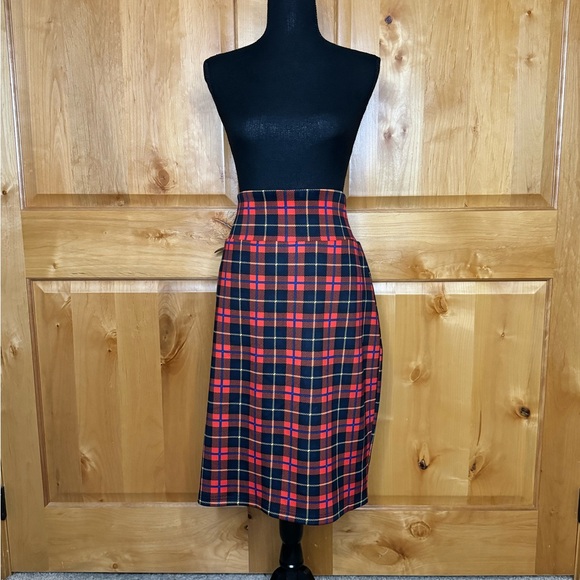 City Chic Dresses & Skirts - City Chic Plaid Stretchy Pencil Skirt. Knee Length. Size M/16, Red/Multi Plaid